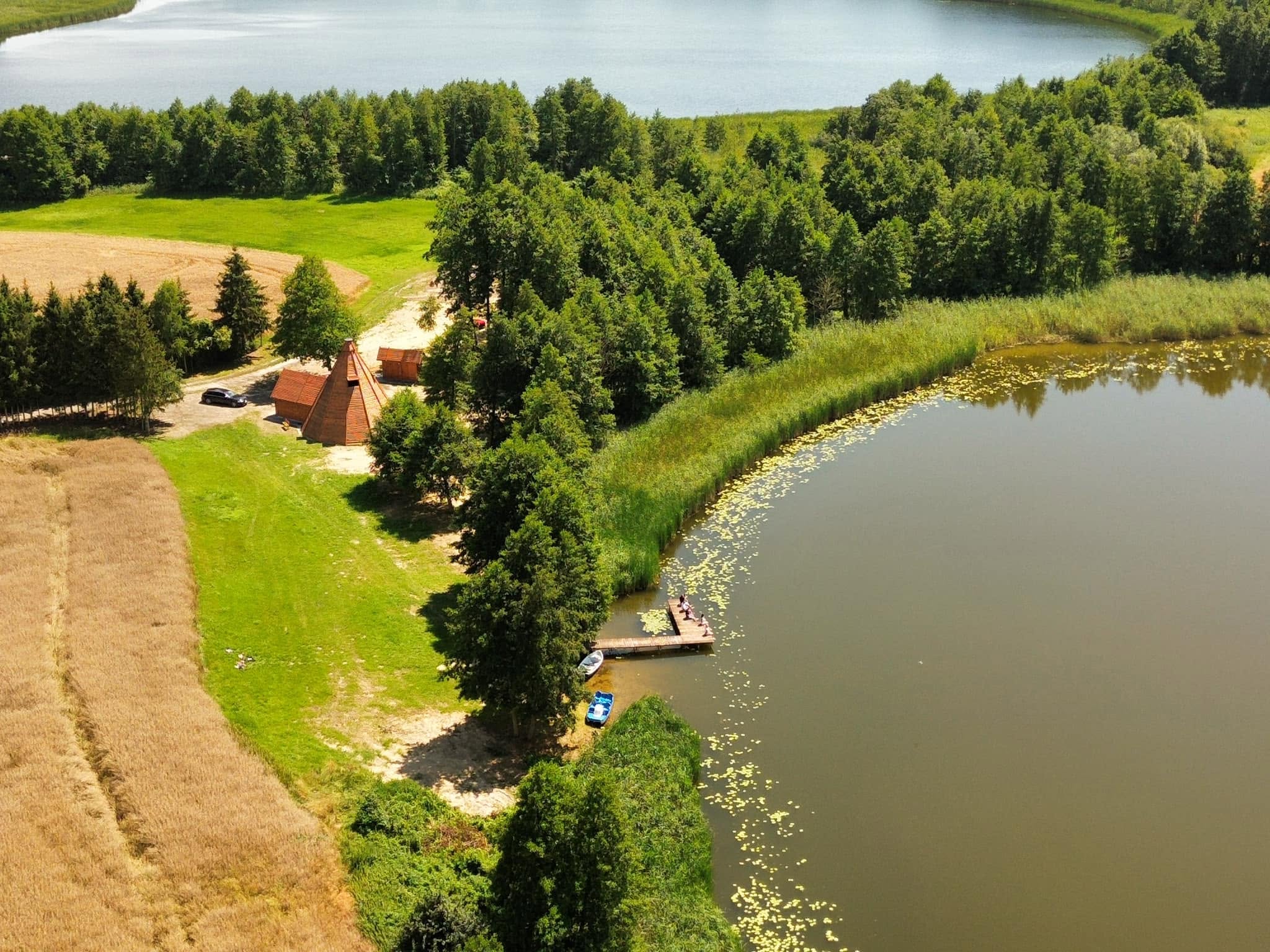 Brzeg jeziora i teren łowiska w Ernestowie